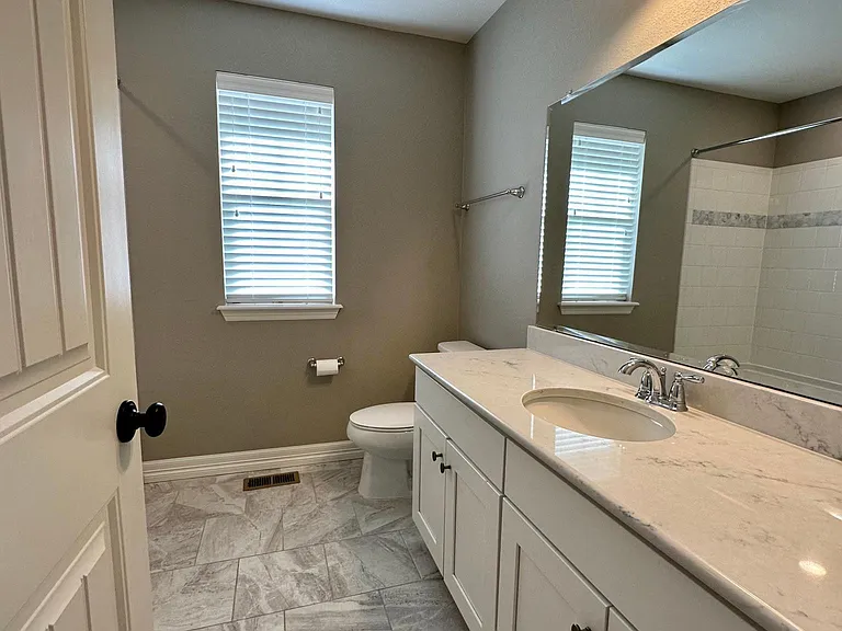 2nd flr full bathroom