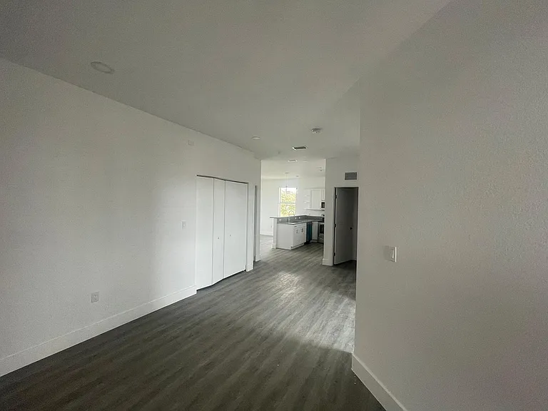 275 SW 4th St #220 — Photo 30