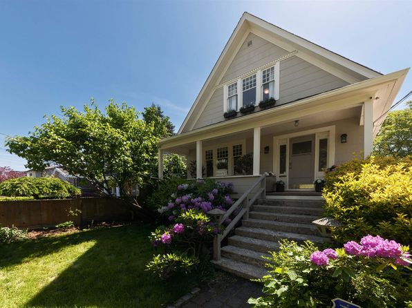 7952 15th Ave, Burnaby, BC V3N 1X1