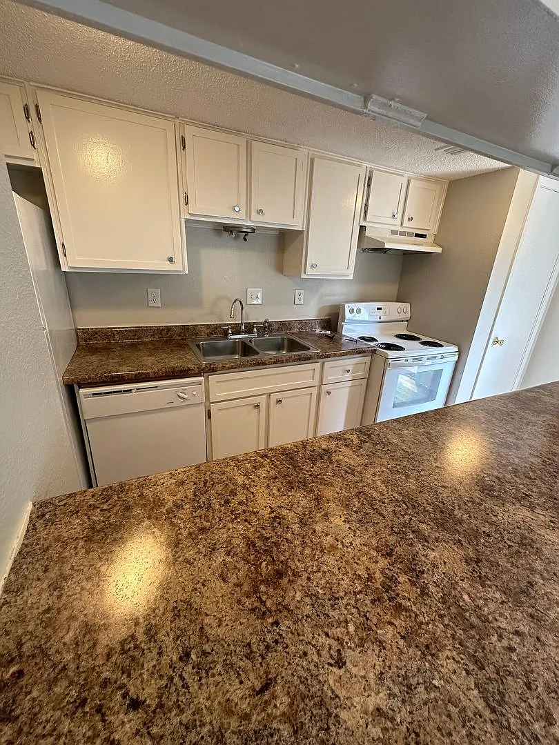 1BD/1BA Townhouse located on the Germantown/Memphis Line! — Photo 4
