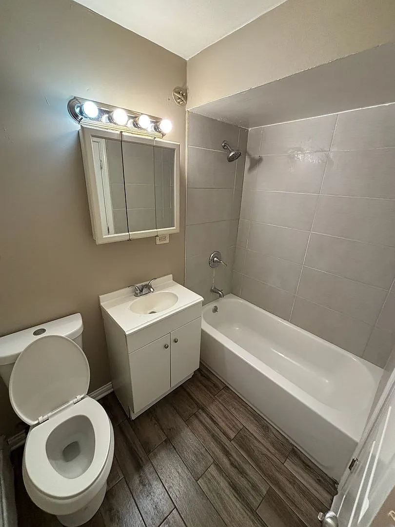 12510Lincoln — Photo 3