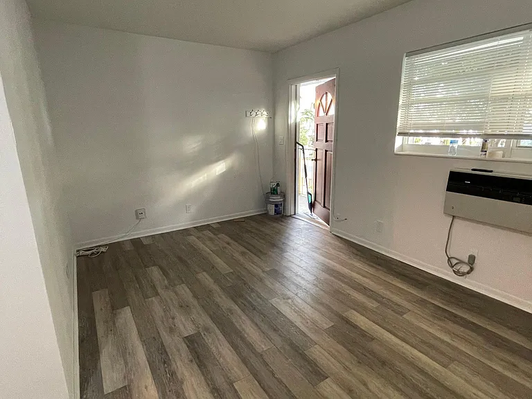 1908 NE 4th St #6 — Photo 3
