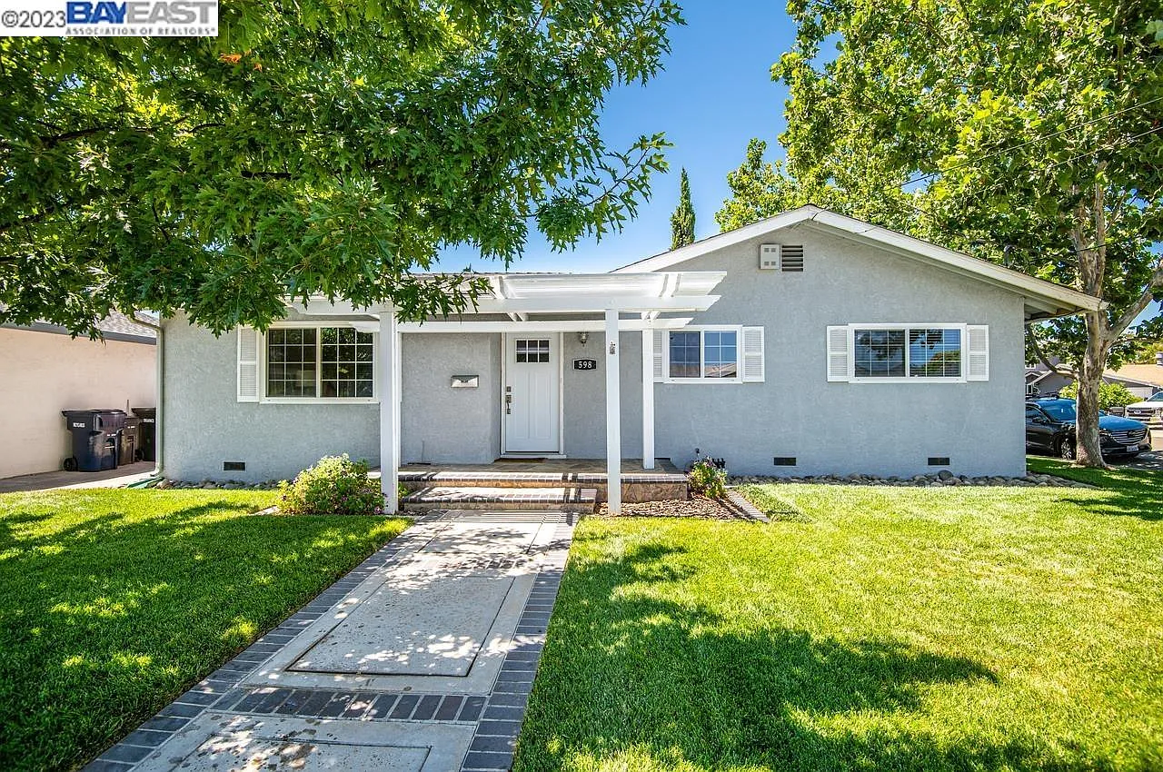 598 Falcon Way photo 1