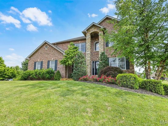 3312 Royal Crest Cir, Washington, MO 63090