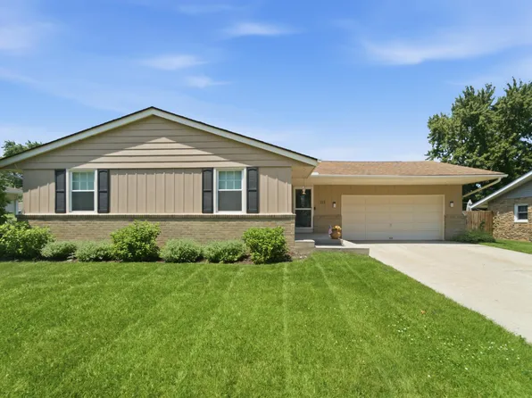 211 Cherokee Dr, Lowell, IN 46356