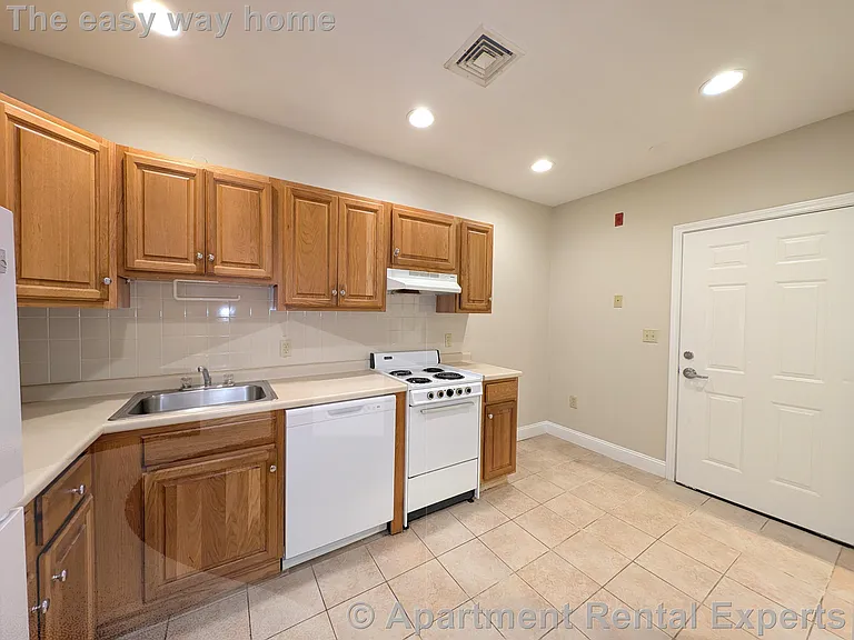 466 Green St — Photo 4