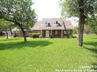 177 Oak Fields Dr, Floresville, TX 78114