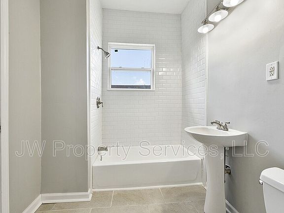 4th image of 1501 Desire St