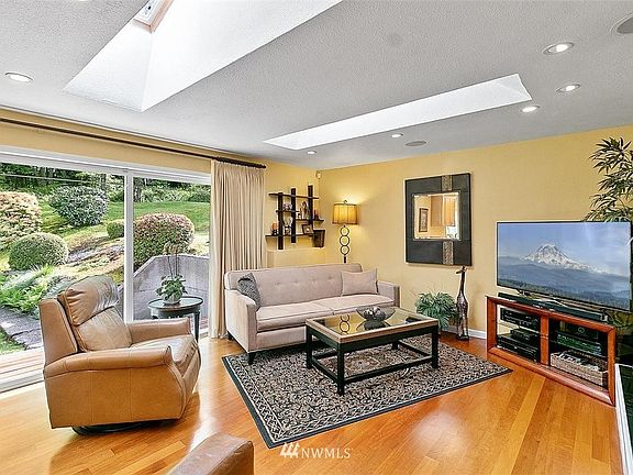 5th image of 1430 20th Ave SW