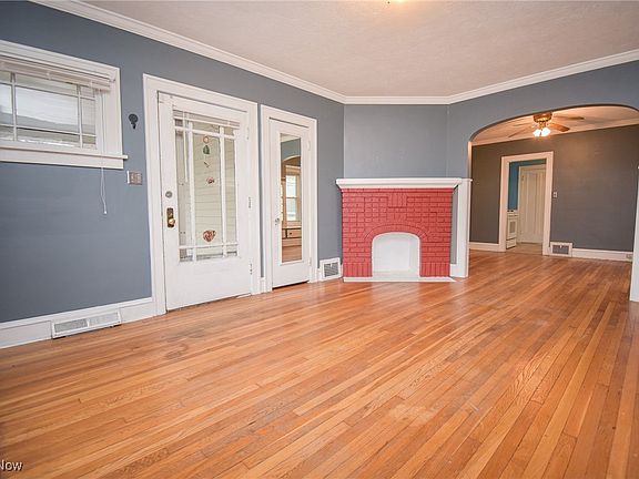 4th image of 15618 Chatfield Ave