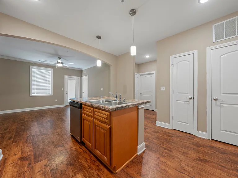 Mount Victor Olde Towne Luxury Apartments — Photo 68