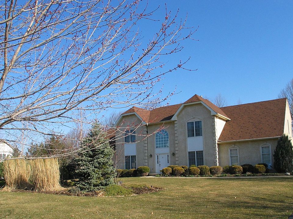 Large Center Hall Colonial on 0.947 acres