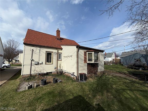 3rd image of 7313 Traymore Ave