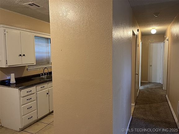 4th image of 517 E 57th St N