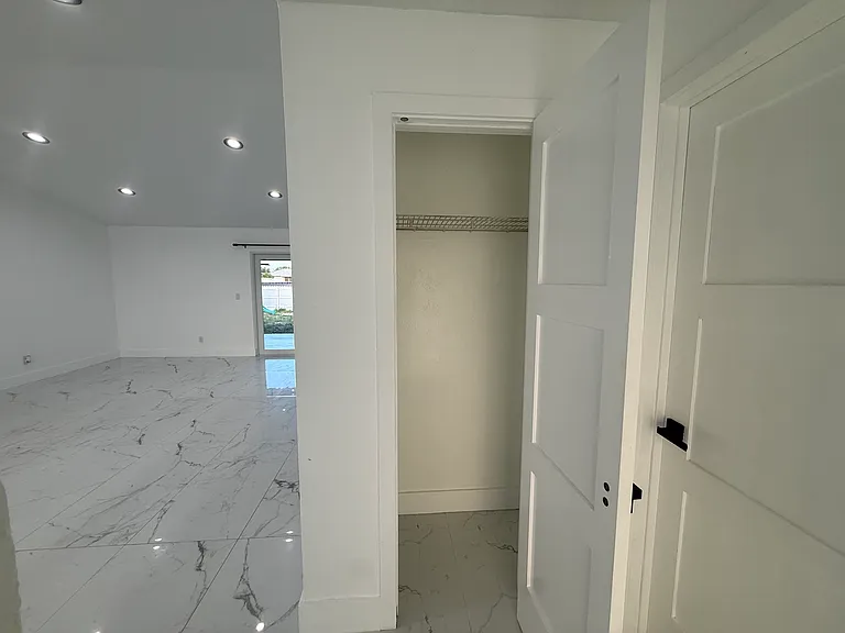 1209 NE 6th Ave — Photo 24