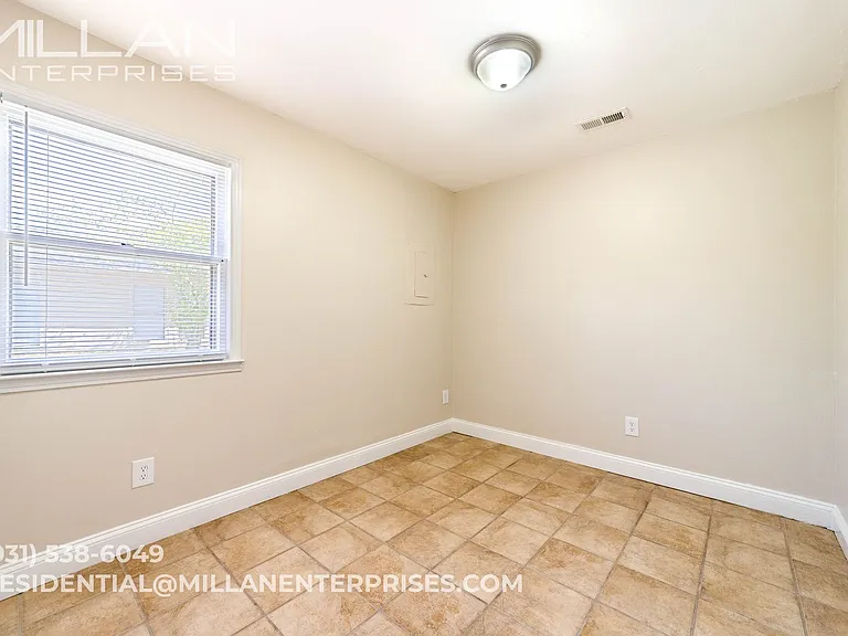 211 Oak St. Apartments — Photo 8