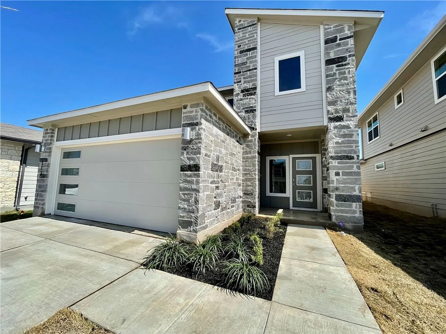 Spacious - Like New - 4 Bedrooms - Versatile! — Photo 2