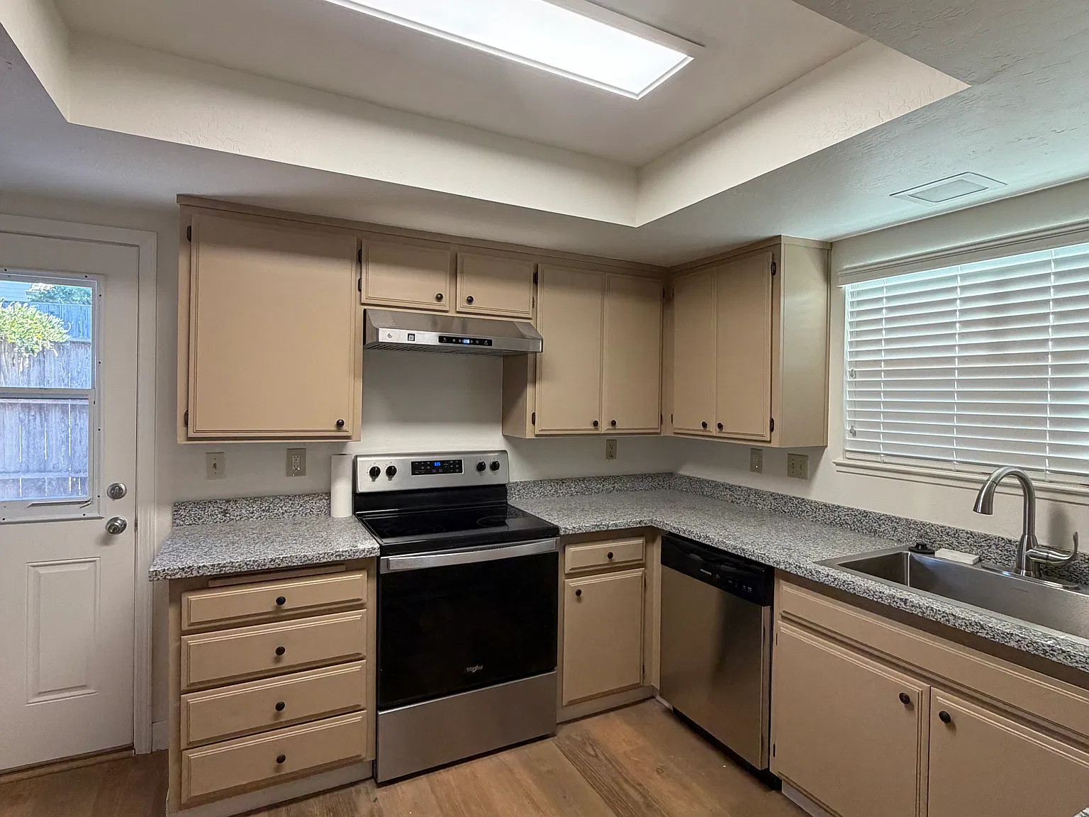 2 bed, 950 sqft, $2,595 — Photo 2