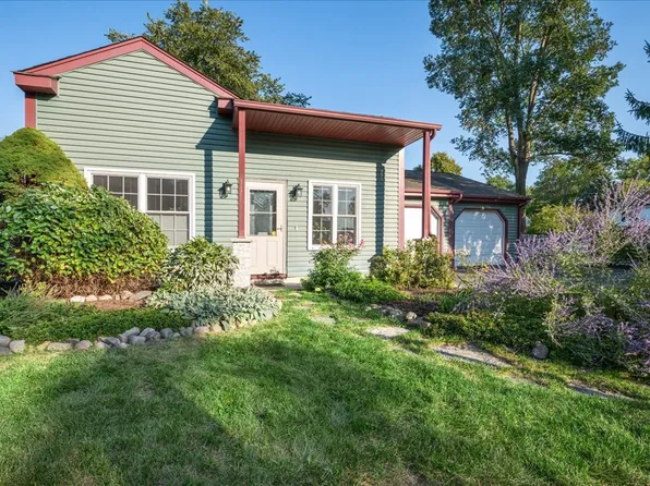 811 Newport Dr, Island Lake, IL 60042