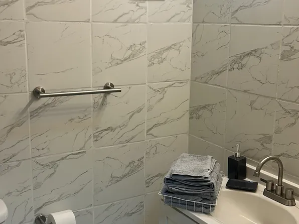 7419 Sieloff Dr APT A, Hazelwood, MO 63042