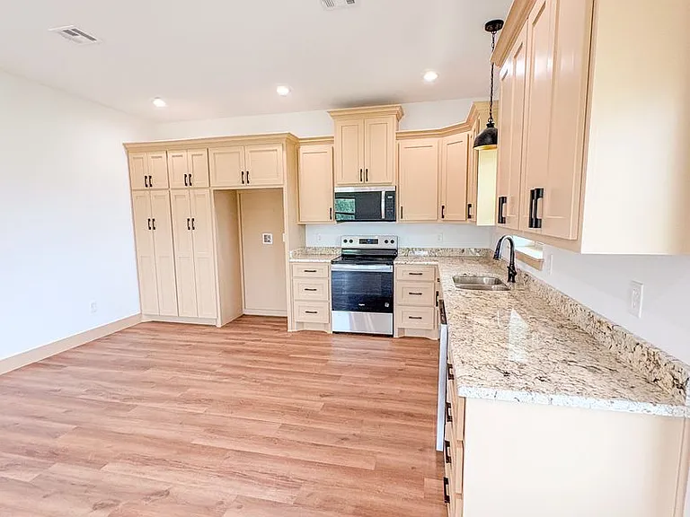 1105 E Navarro Ave — Photo 4
