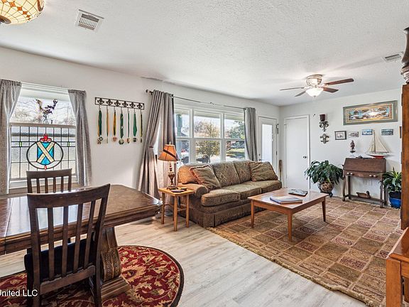 3rd image of 319 Meadowwood Cir