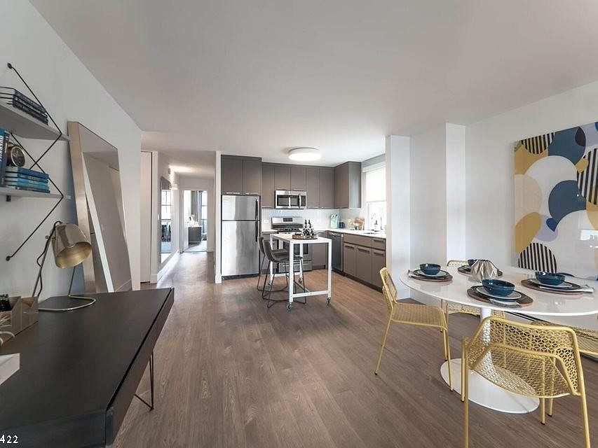 1st image of 422 W Belmont Ave #522