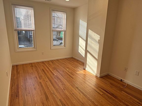 4th image of 142 Webster Ave APT 1L