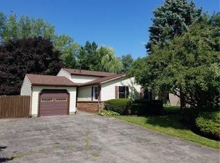 37 Wayfaring Ln, Rochester, NY 14612