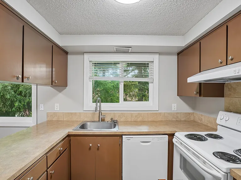 Linden Lane Apartments — Photo 16