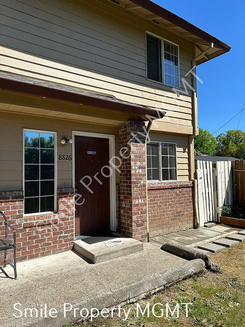 A lovely two-story duplex located in SE Powell Portland. — Photo 3