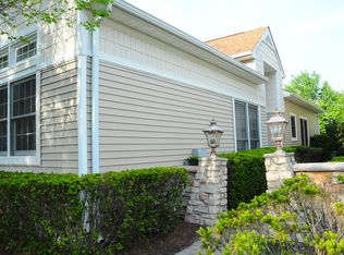 21 Carriage Ln, Plainview, NY 11803