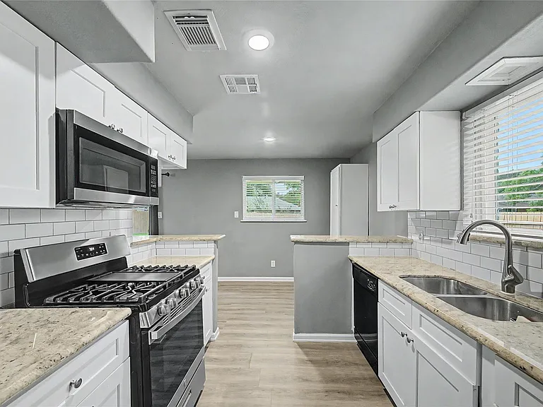 6343 Maple Hill Dr — Photo 16
