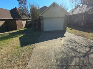 10711 Tall Oak Dr, Fort Worth, TX 76108