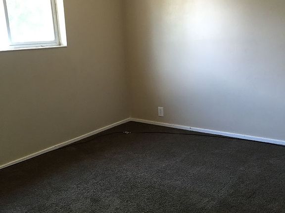 5th image of 810 W Montague Ave