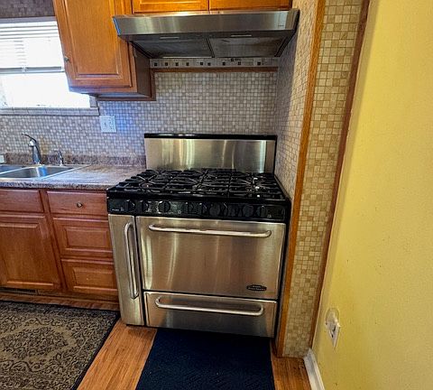 3rd image of 208 E Cherry St Floor 1