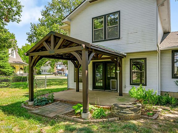 2nd image of 3807 Castle Rock Dr