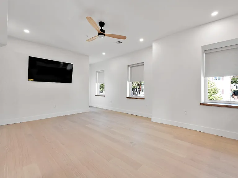 132 E Market St #204 — Photo 4