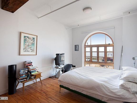 4th image of 275 Conover St APT 5C