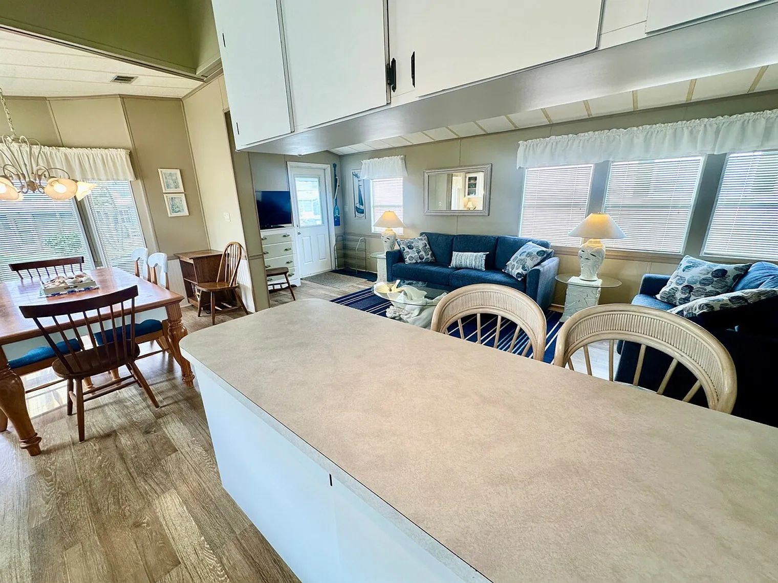 2 bed, 1.0 bath, $4,927 — Photo 2