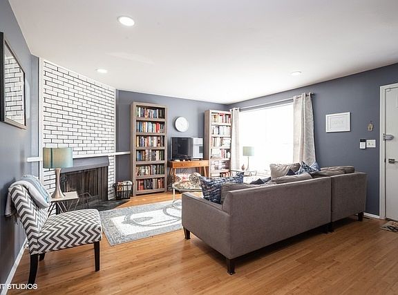 3rd image of 2026 Oxford Ct