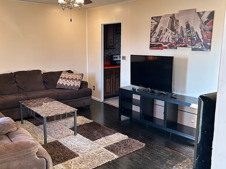 2317 E Dorothy Ln — Photo 2