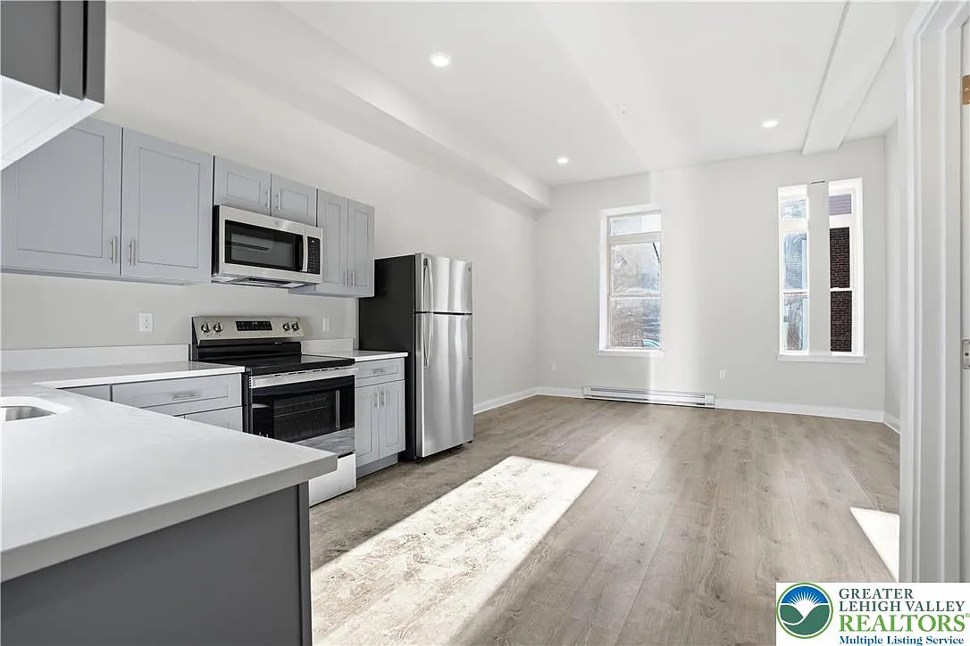 2 bed, 1000 sqft, $1,550 — Photo 2