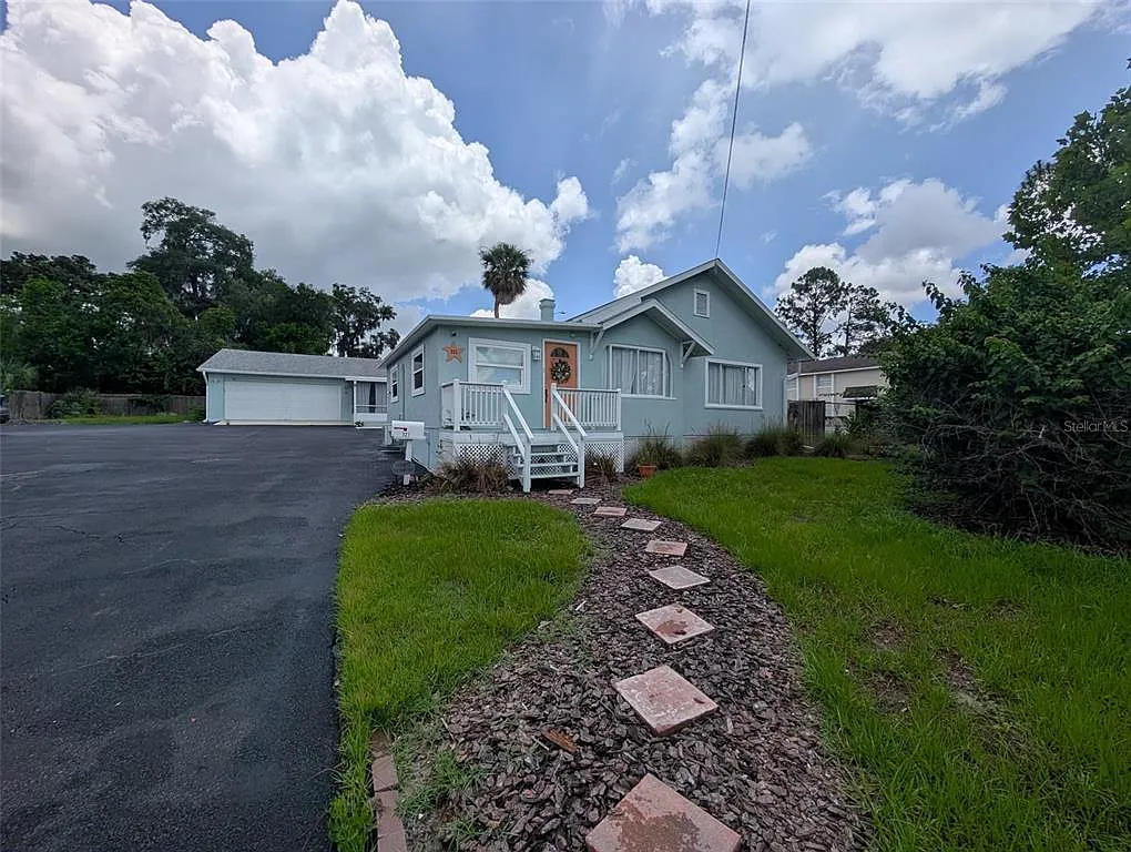 3 bed, 2.0 bath, 1843 sqft, $3,000 — Photo 1