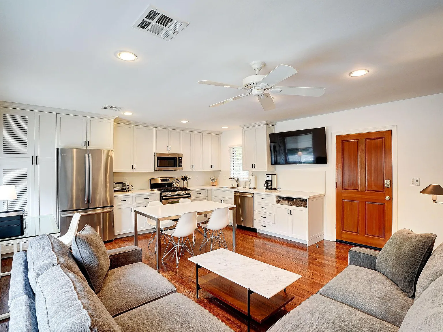 2 bed, 705 sqft, $7,850 — Photo 1