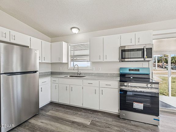 5th image of 610 Walker St