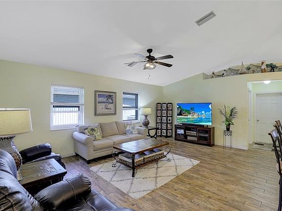 4th image of 226 NE 10th Pl