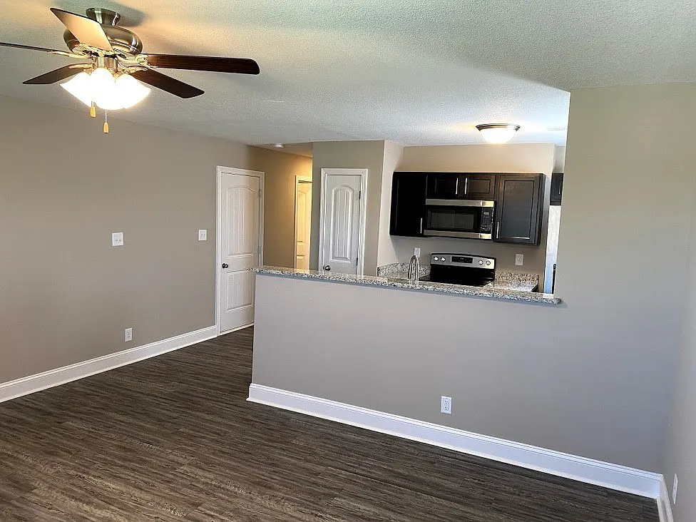 2 bed, 1000 sqft, $1,300 — Photo 3