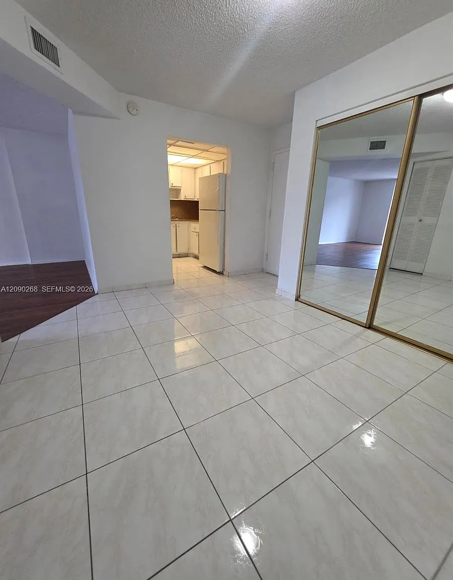 Woodside Apts Condo — Photo 2