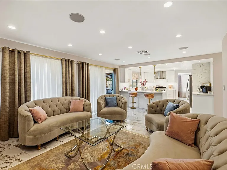 4561 Grandview Dr — Photo 21